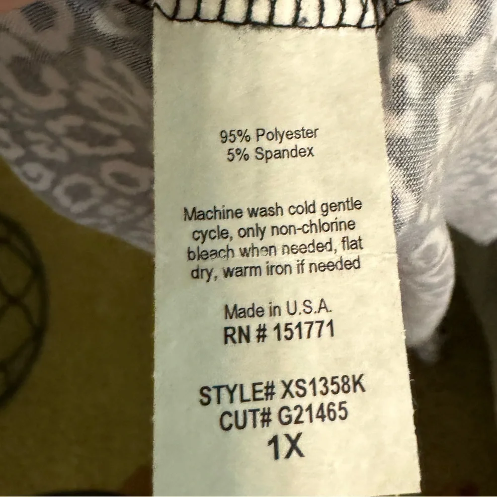 Super cute black and white skirt! Elastic waist! 1X